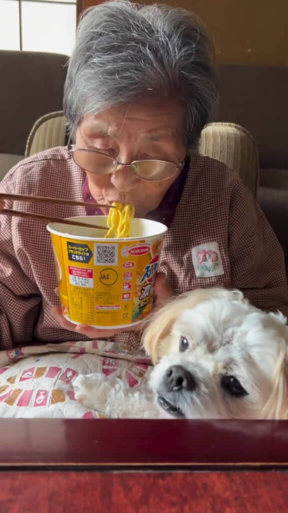 食べるばあちゃんの隣にはくうくんが