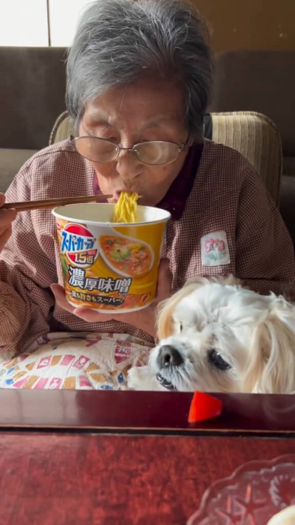 おいしそうに麺をすするばあちゃん