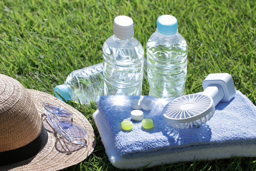 扇風機や冷却グッズ持ち歩く人も増えました（出典：PIXTA）