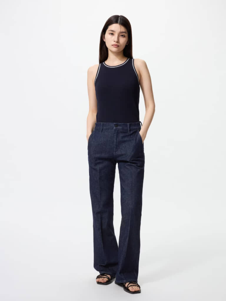 ユニクロ「スリムフレアトラウザージーンズ」ネイビー（ユニクロ公式サイトより）