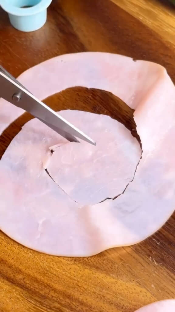 ナルトを描くようにチョキチョキ