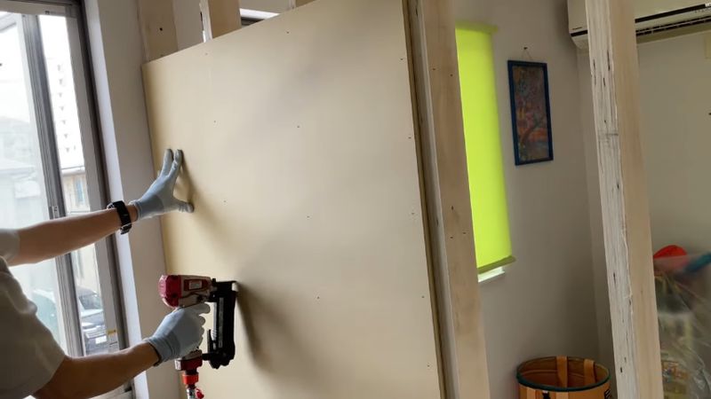 ボードをタッカーで止める