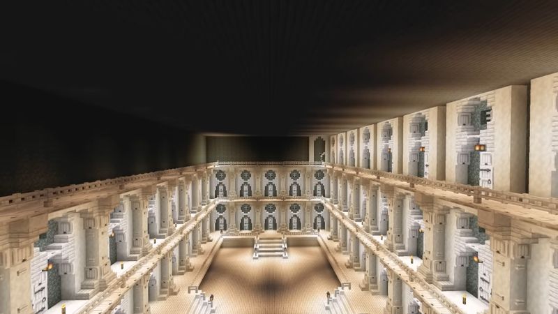 3段重ねて天井まで届いた壁面の飾り