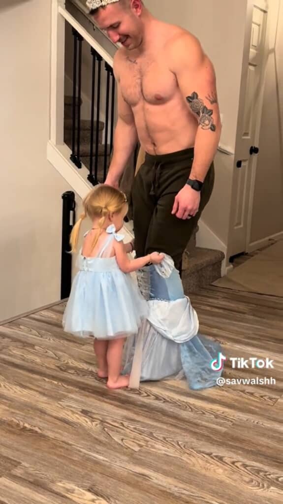 パパさんに違うドレスを着せようとしています