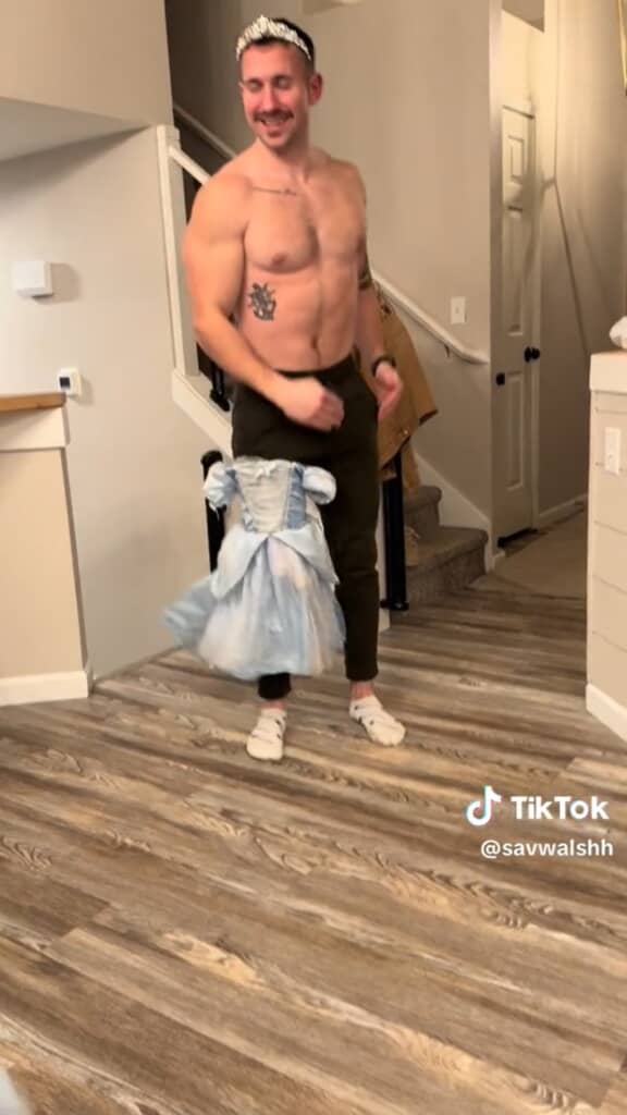 右足でドレスを着ました