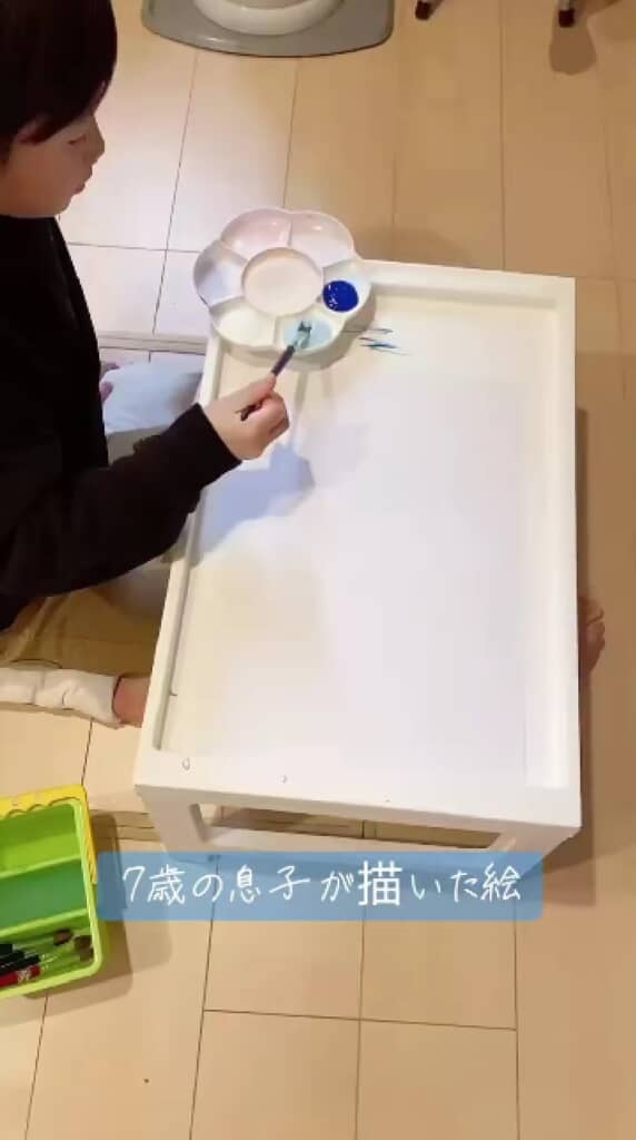真っ白な画用紙と濃い青と薄い青の絵の具を用意