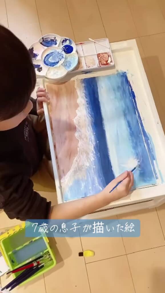 白い絵の具で描く太陽