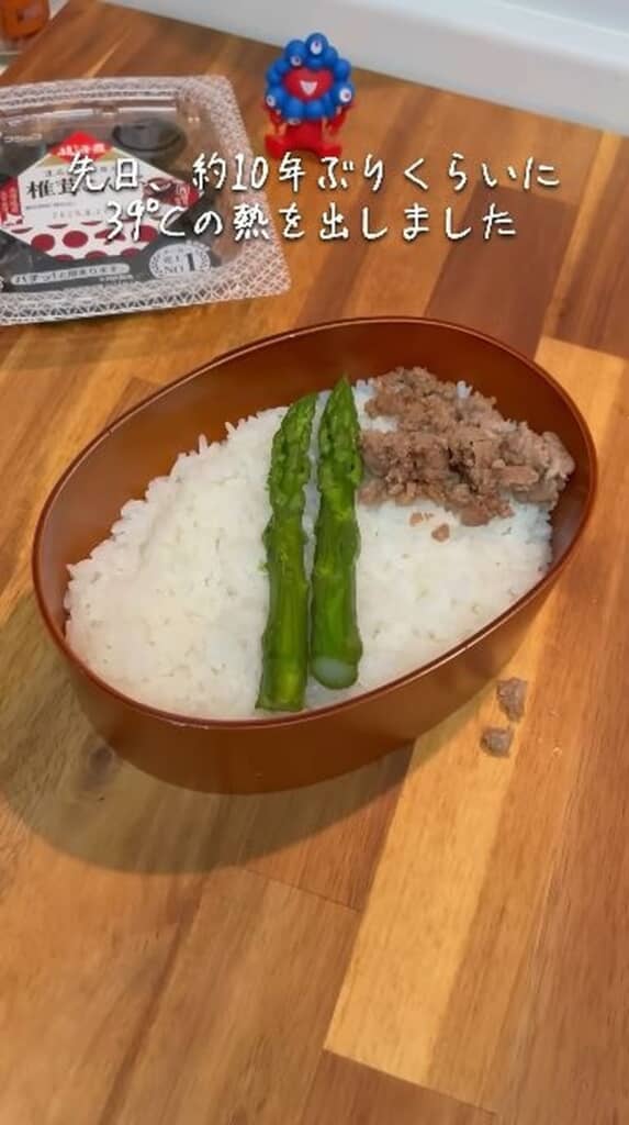 アスパラとそぼろをのせます