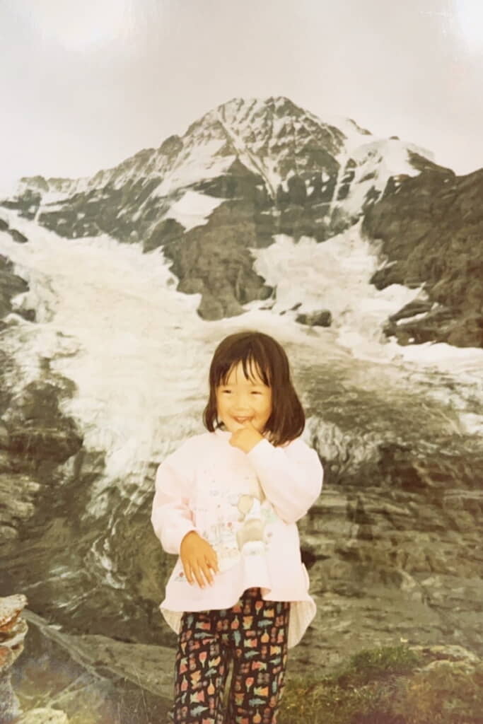 広大な雪山をバックに撮影したこの写真が手がかり