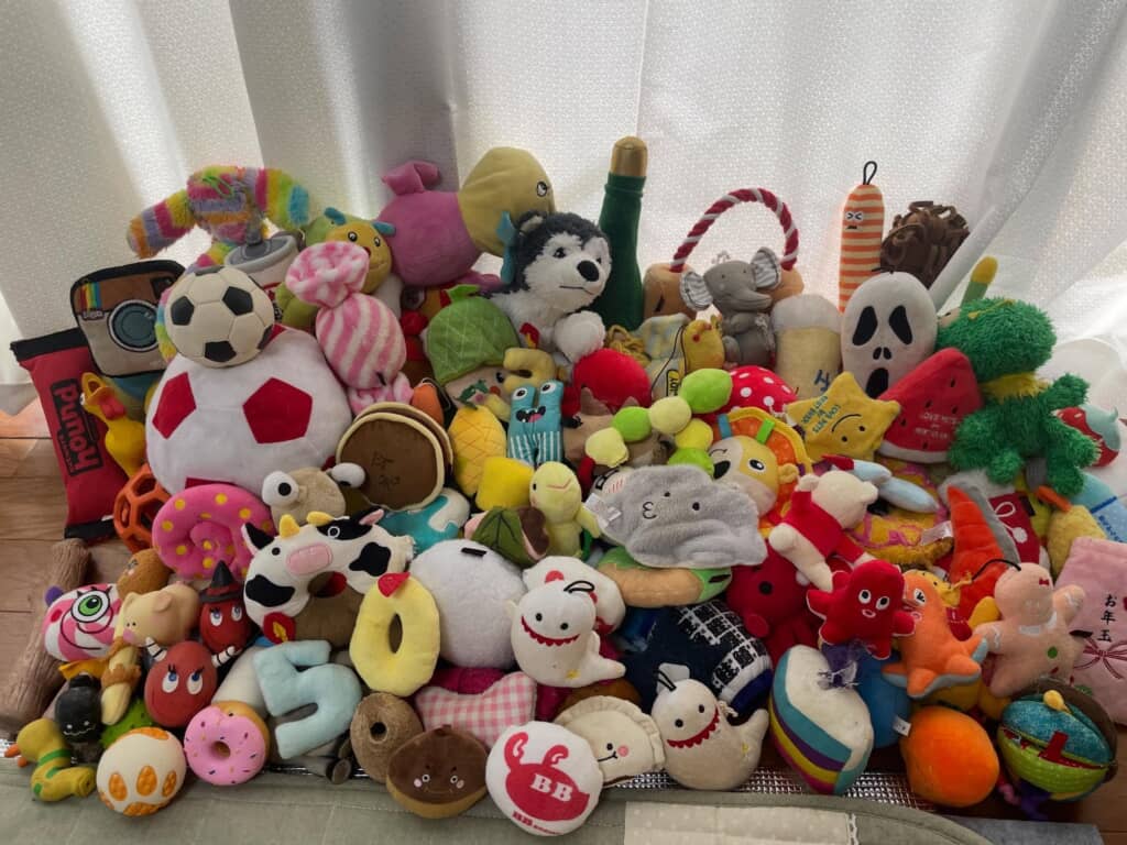 リビングの一角が大量のぬいぐるみで埋め尽くされている様子