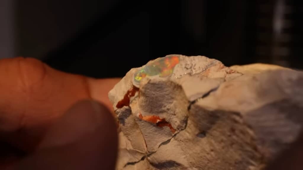 硬い砂岩からチラリと見える宝石