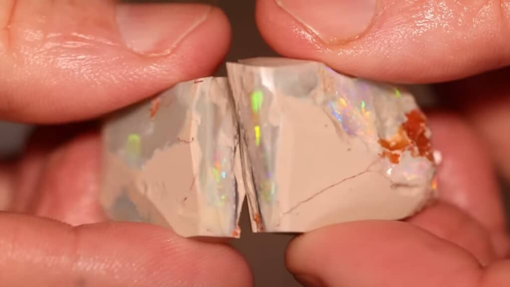 大きなオパールを誤って切断してしまった様子
