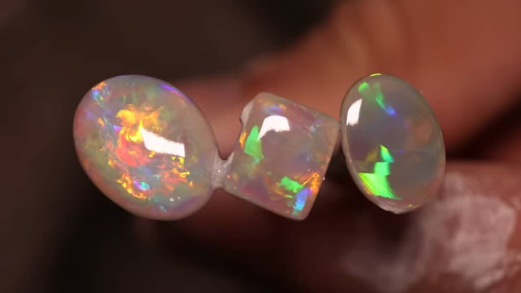 3つのオパールを写した接写