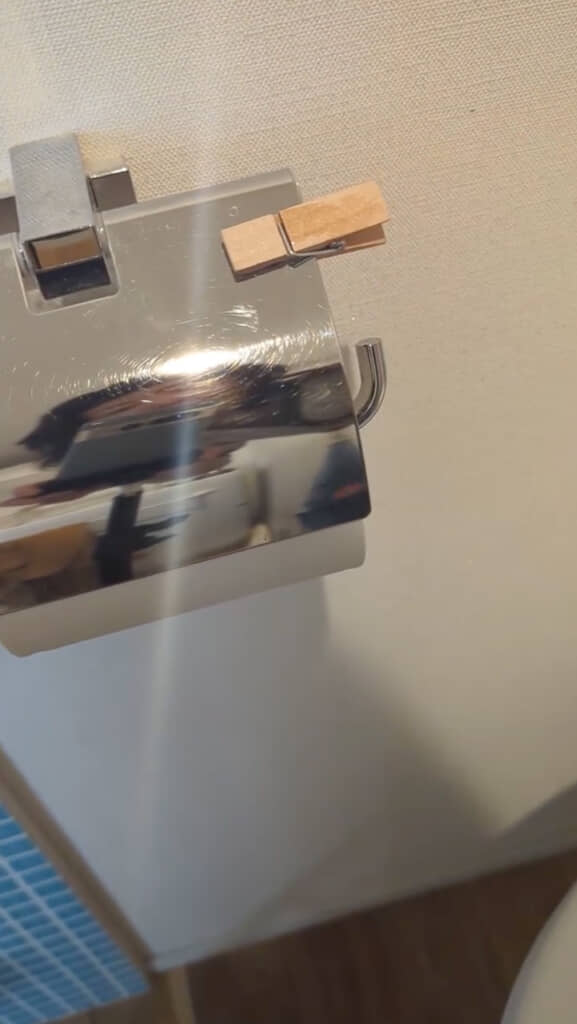 トイレットペーパーホルダーに挟む