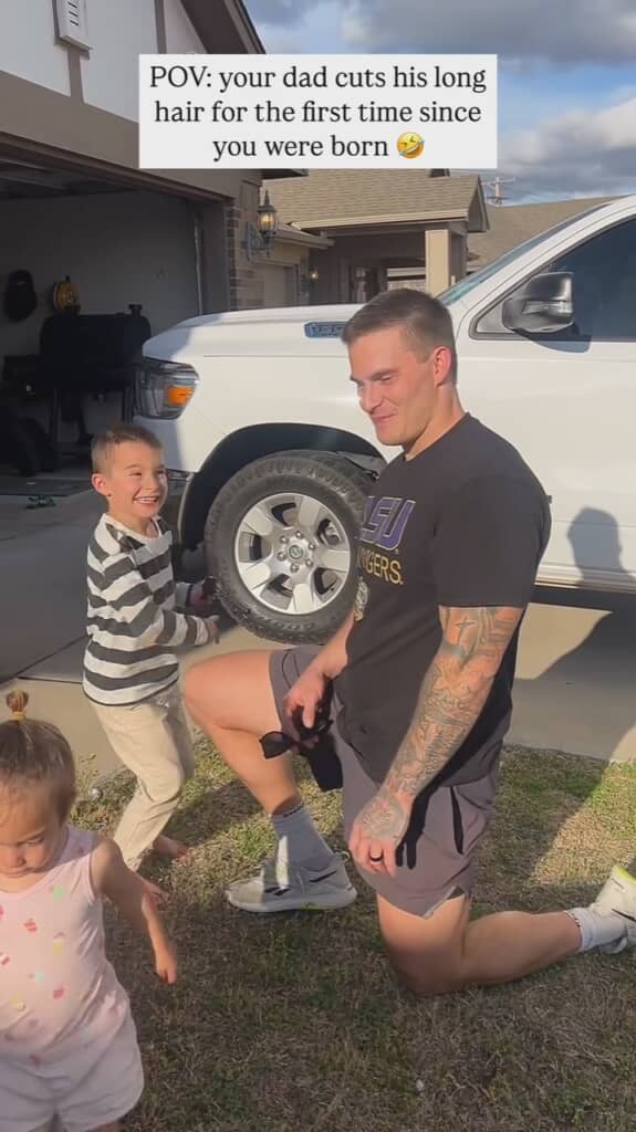 この固い表情……