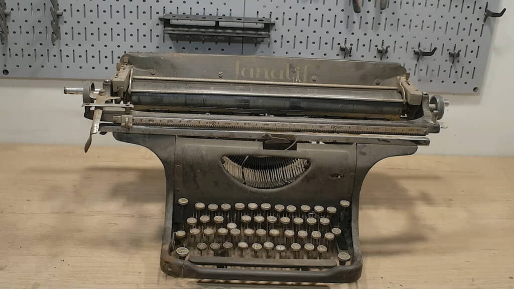 100年前に作られたタイプライターをレストア！