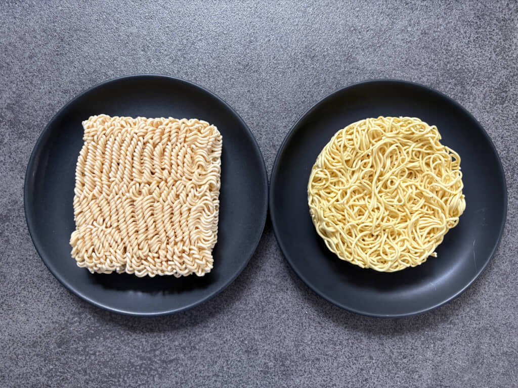 フライ麺（左）と、ノンフライ麺（右）