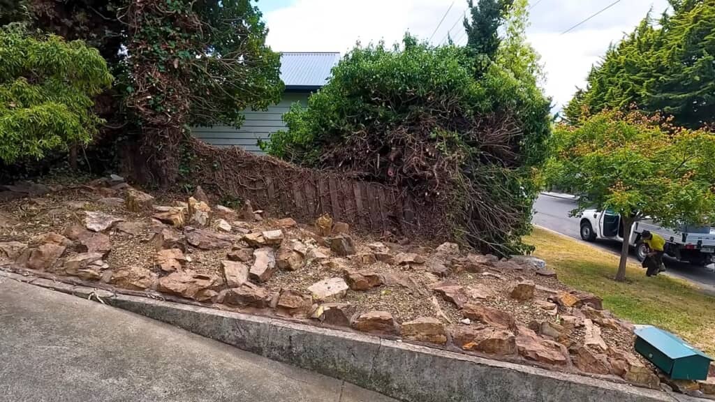 埋まっていたのは数々の庭石。あらためて色とりどりの草花を植えてほしい