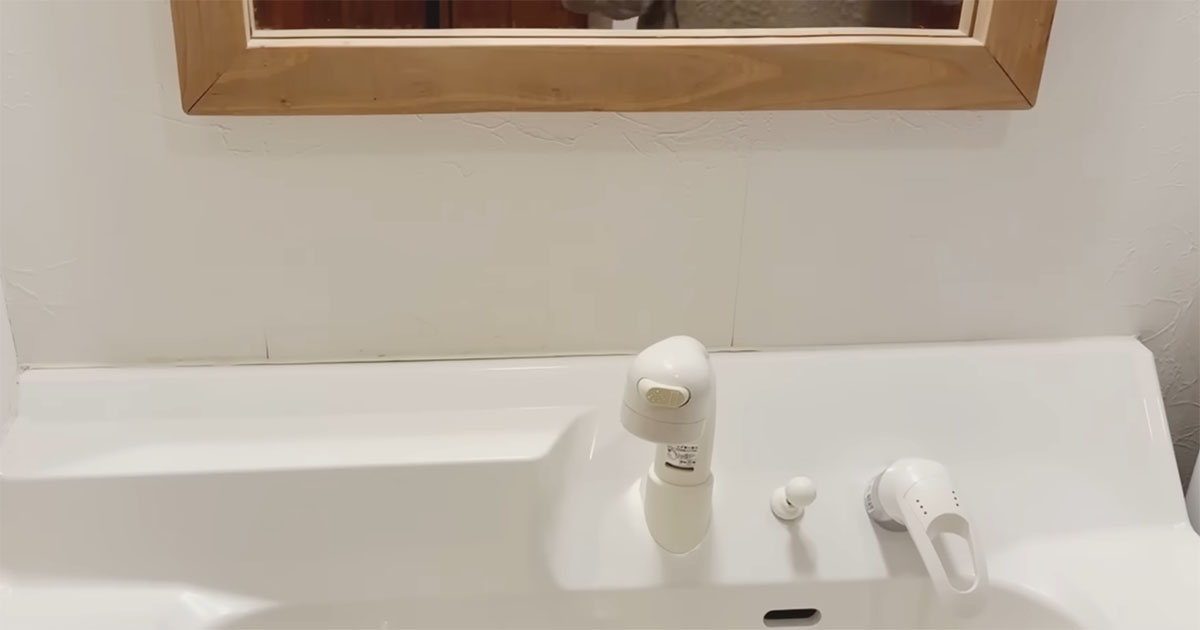 洗面所の“寂しかった壁”→主婦がDIYでひと工夫したら……　驚きの変身に「さすがの発想」「勉強になりました」（1/3） | リフォーム・リノベーション・DIY ねとらぼ