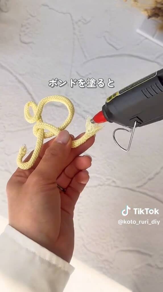 先端にボンドを塗ります