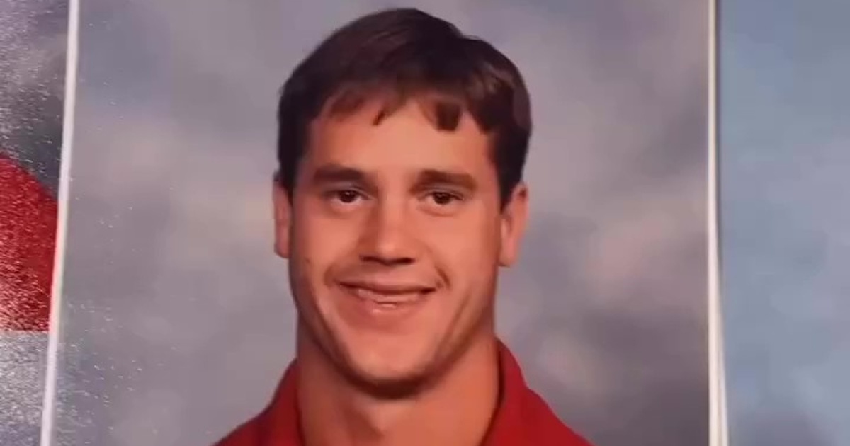 28年、コーチとして働いた男性→アルバムを振り返ると……「時止まっとるやん」「1日って言われても信じる」　“ツッコミ殺到”の姿に反響【海外】（1/3） | ライフスタイル ねとらぼ