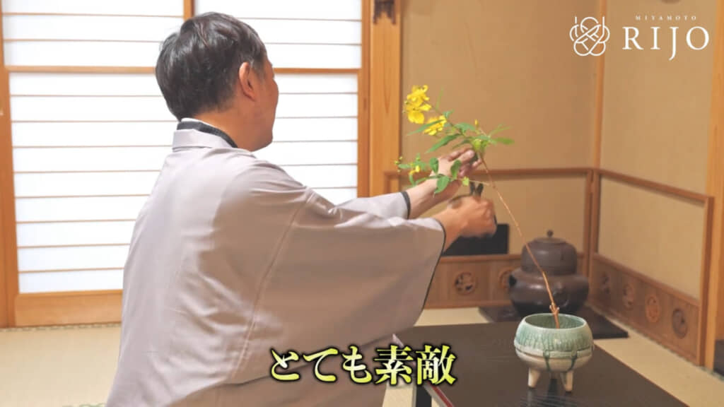 ビヨウヤナギの魅力を伝えながら生けていきます