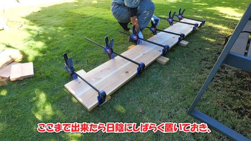 15センチの板を2枚つなぎ合わせる様子