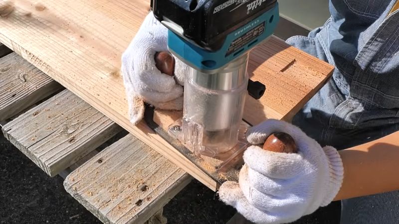 トリマーでアングル用の溝を彫る