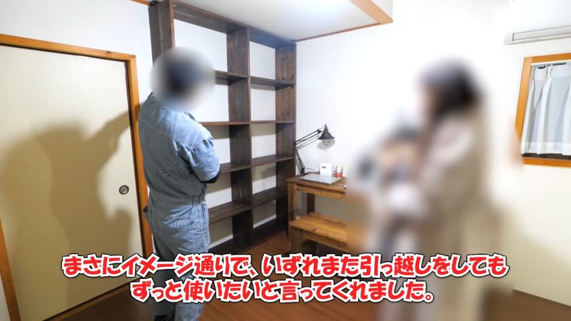 自分の夢が形になった本棚を絶賛する妻