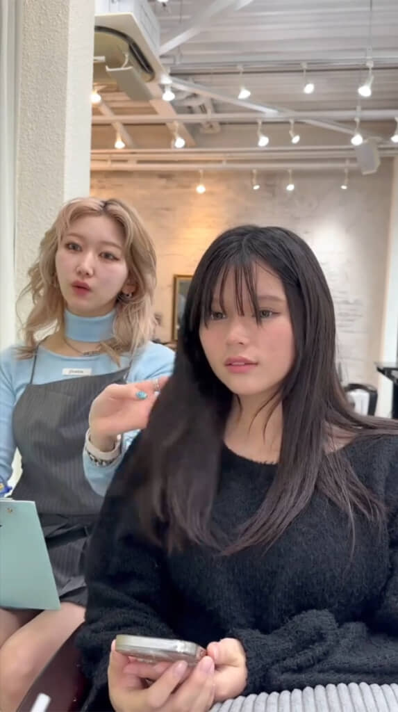 今回施術を受ける黒髪の女性