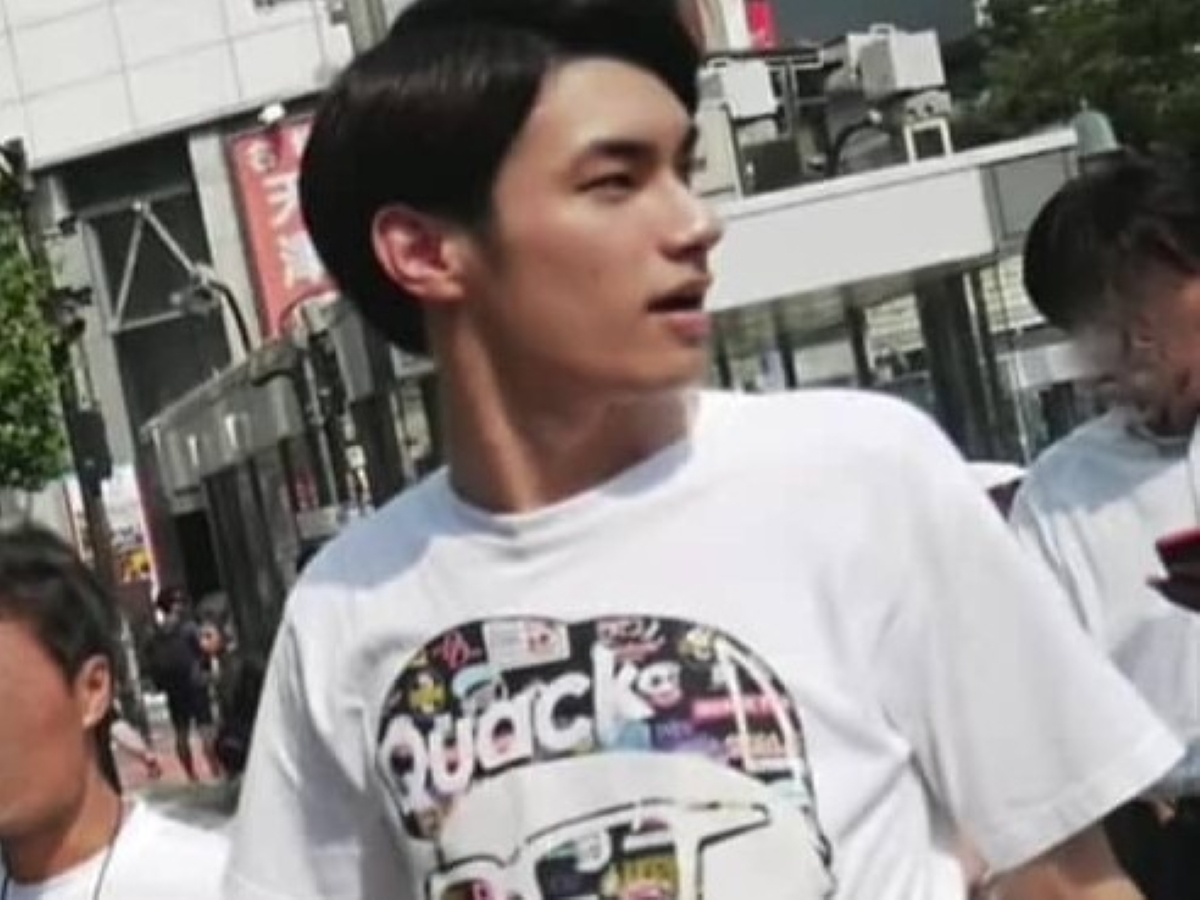 お母さんに買ってもらったキャラTで“カッコつけてた”青年→数年後……「わお」「完璧だ」　目を疑う現在の姿に反響（1/3） | ファッション ねとらぼ