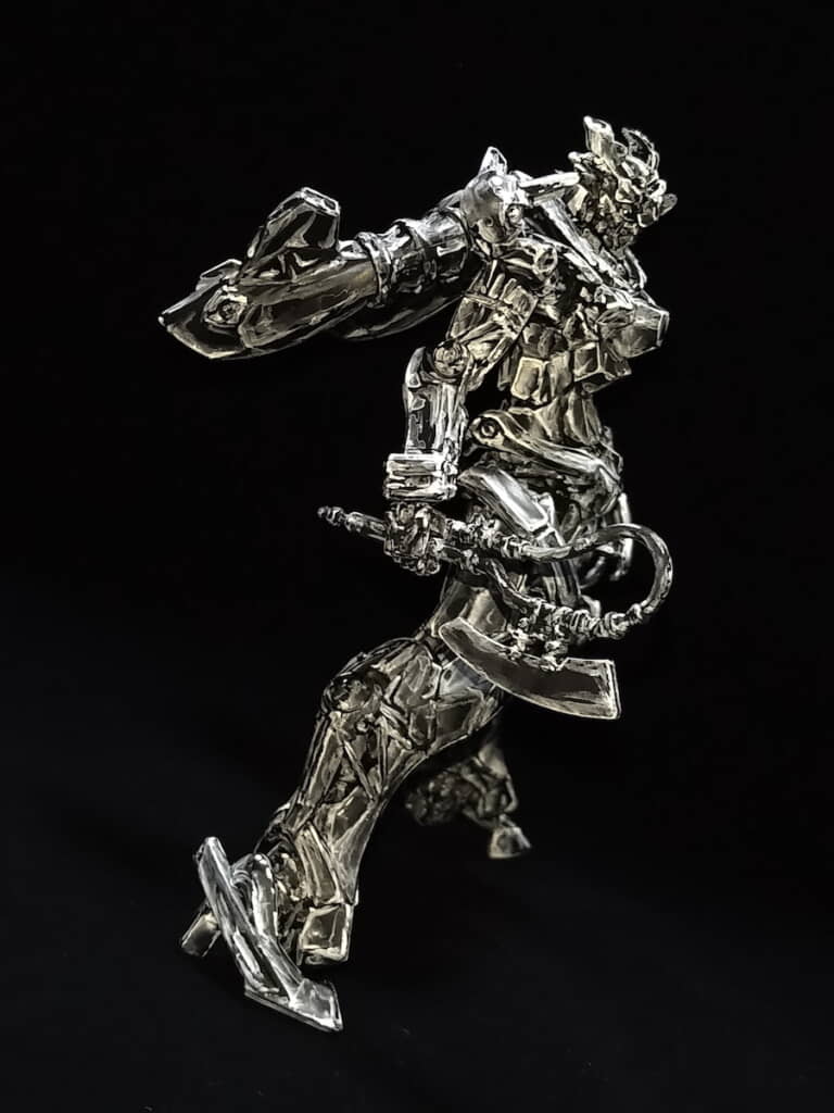 右サイドビューはさらにガラスっぽい
