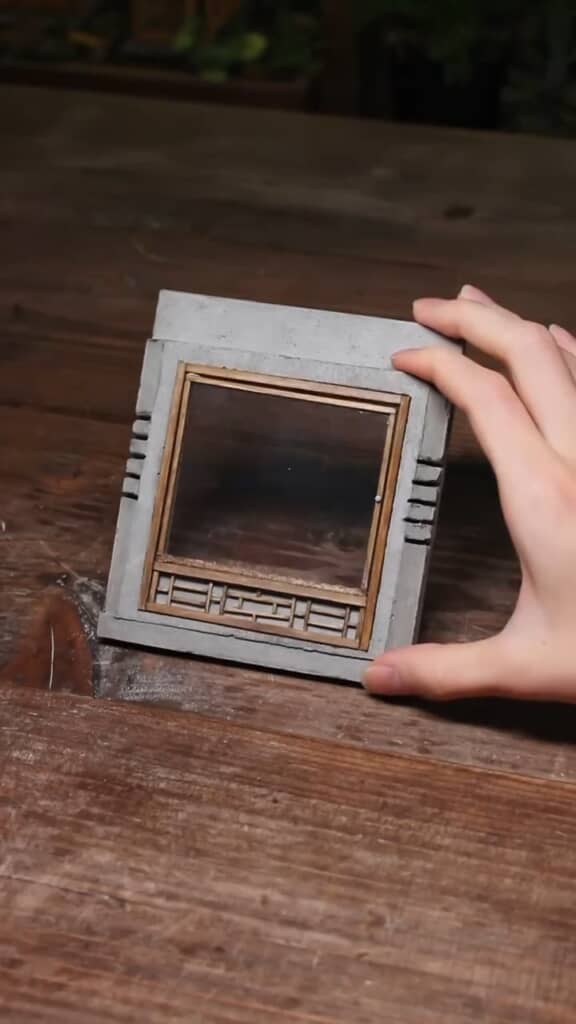 ベゼルは細い木片を組み合わせて作成