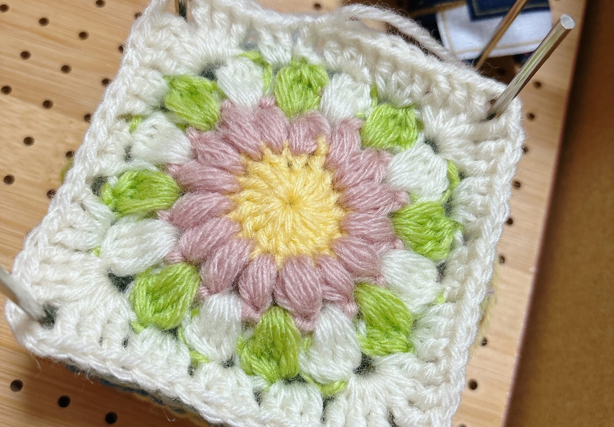 【編み物歴5カ月】四角いモチーフを96枚編み、丁寧につなげると……　完成した超大作に「すごーい！」「私もこんな素敵なの編みたい！」（1/3） | ライフスタイル ねとらぼ