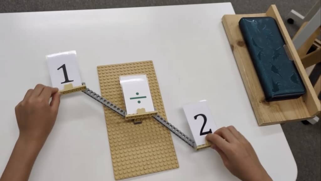 アームを回すと……