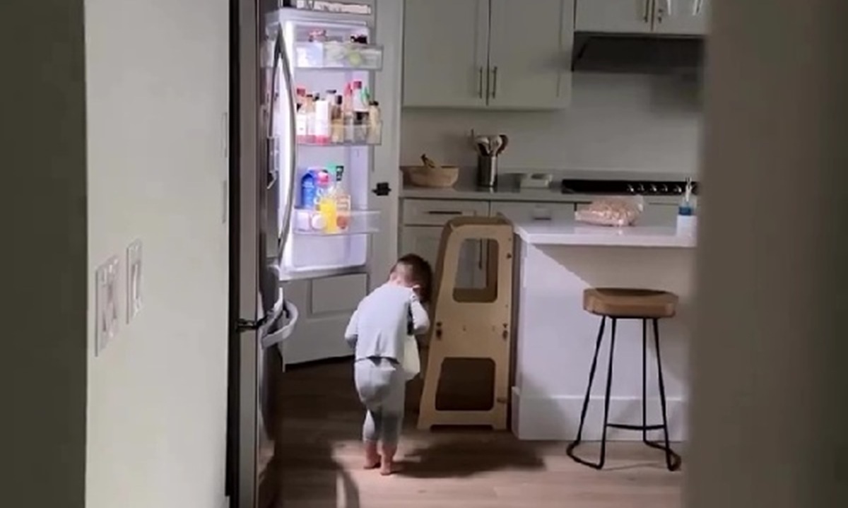 キッチンからなぜか物音がするので、ママがそっとのぞいてみると……　号泣する光景に「オーマイゴッド」「心臓が破裂しそう」【海外】（1/3） | 育児 ねとらぼ