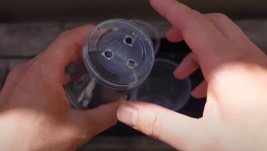 プラカップの底に穴を開けます