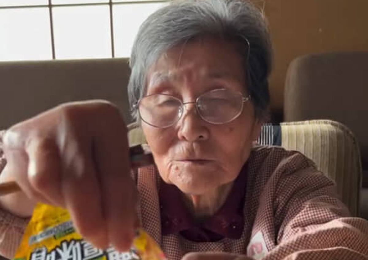 86歳のおばあちゃんと愛犬の微笑ましい昼食風景！まさかの行動に感動と爆笑が止まらない！
