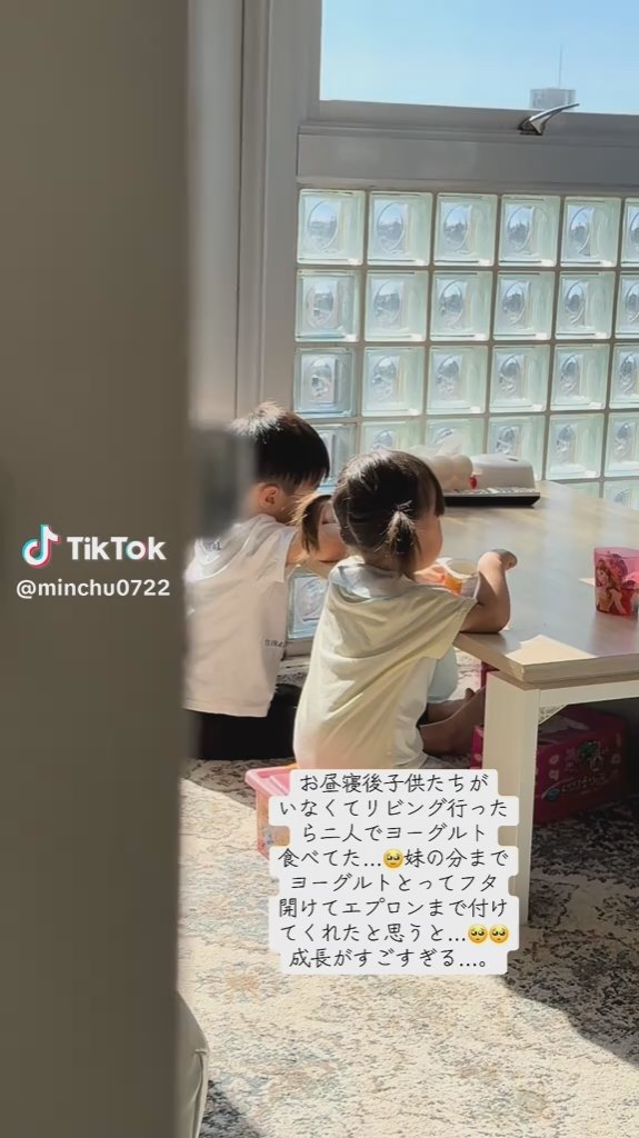 妹の分までヨーグルトを用意してあげるお兄ちゃん