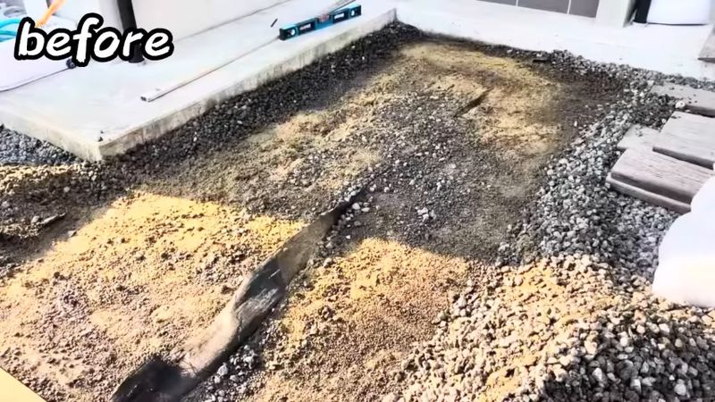 砂利をどかした状態の玄関前