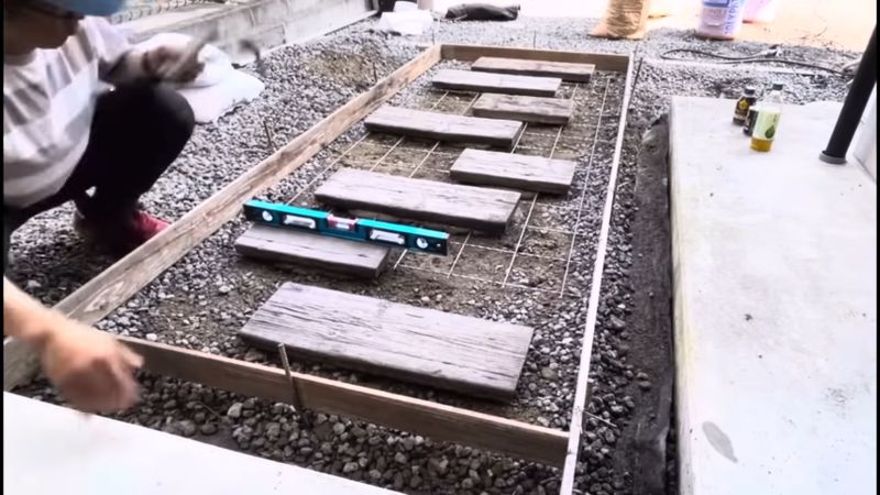 コンクリート打設のために敷いたメッシュ筋