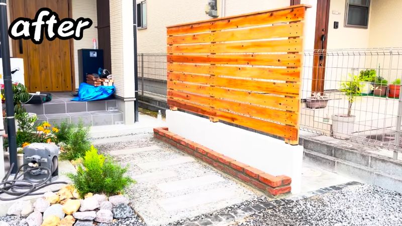 DIYによって生まれ変わった隣人宅の玄関前