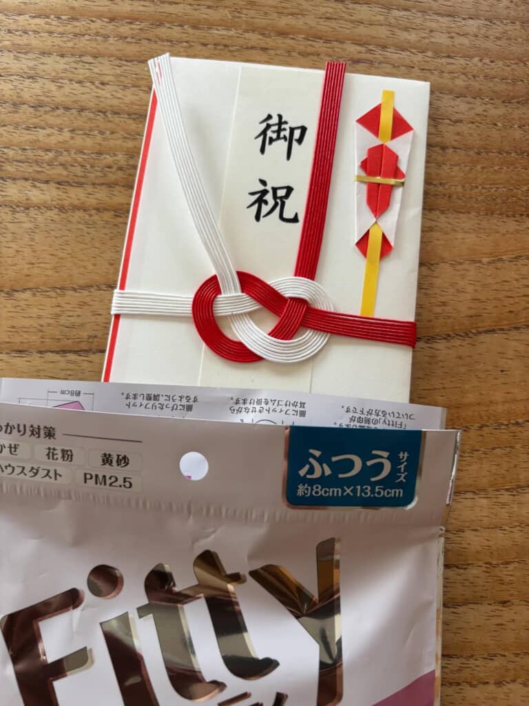 マスクの袋から出てきたご祝儀袋