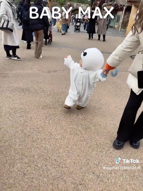 「かわいいい」の声に手をフリフリ