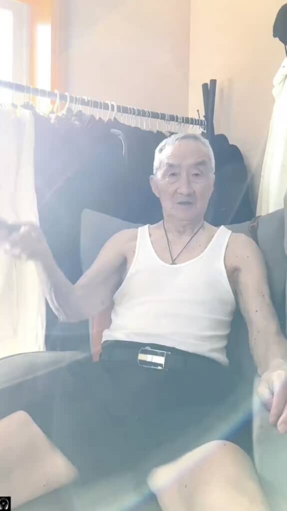 タンクトップ姿の88歳おじいちゃん、着替えたら……「やばっっ