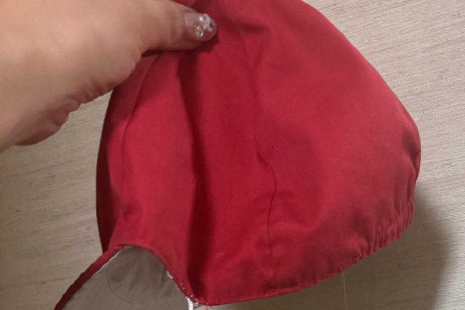 ごく普通の赤白帽子ですが……