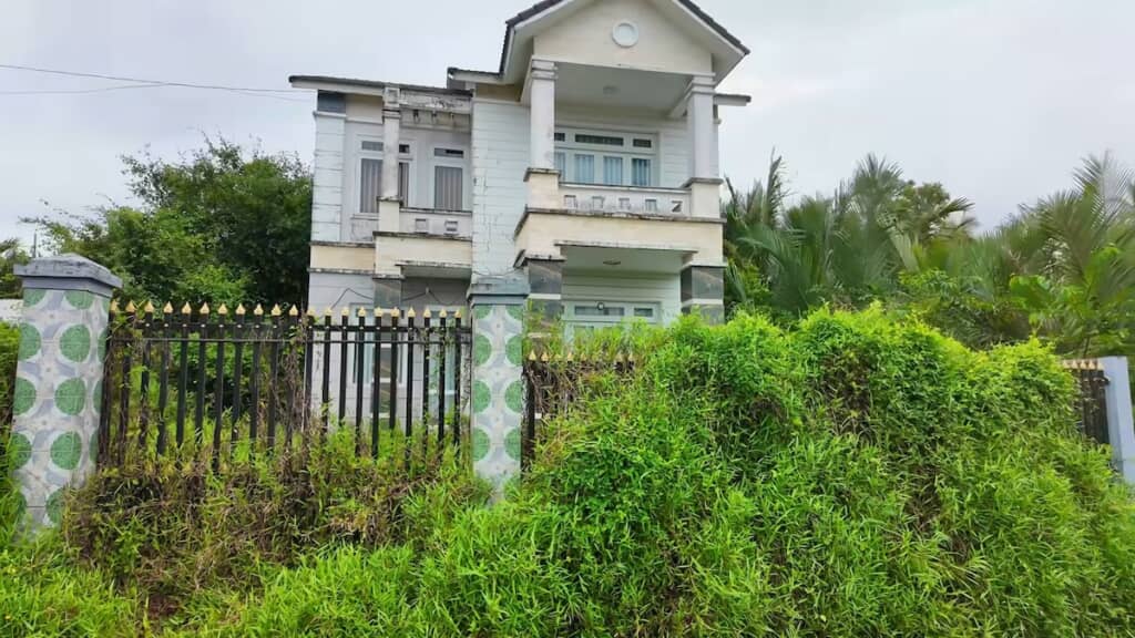 雑草に飲み込まれそうな家（ビフォー）