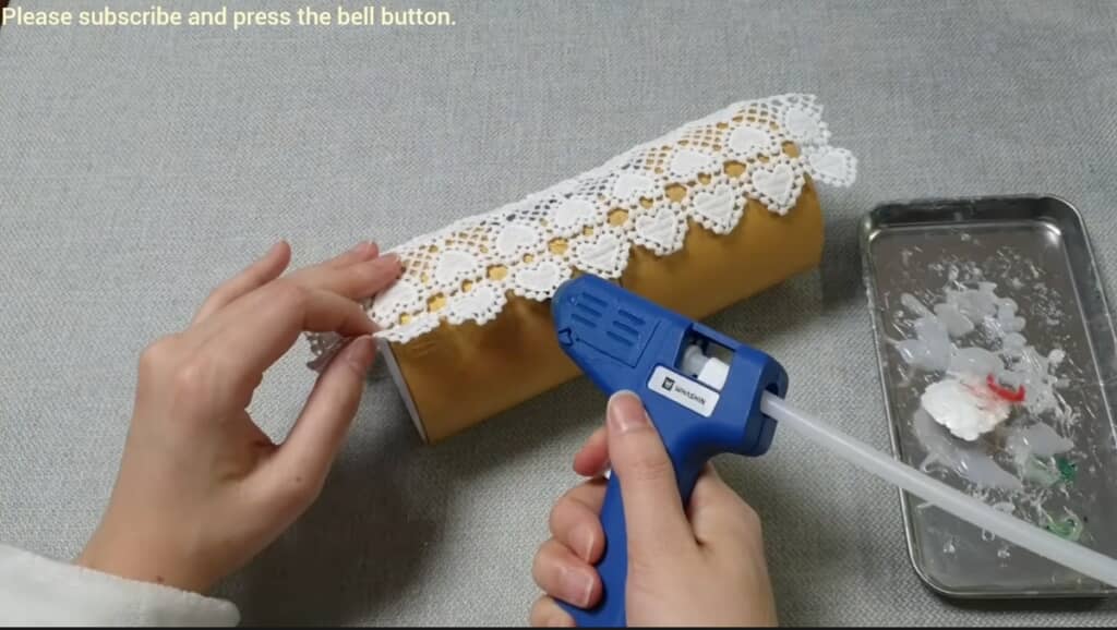 グルーガンでレースをペタペタ