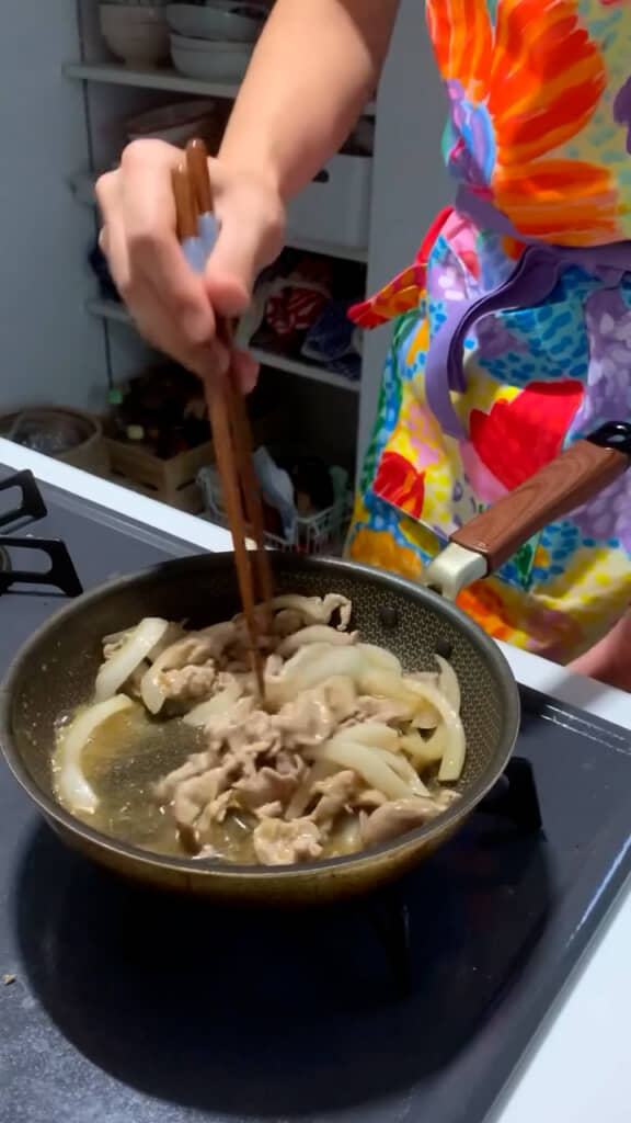 メインの豚の生姜焼きも市販のタレで手際よく仕上げる