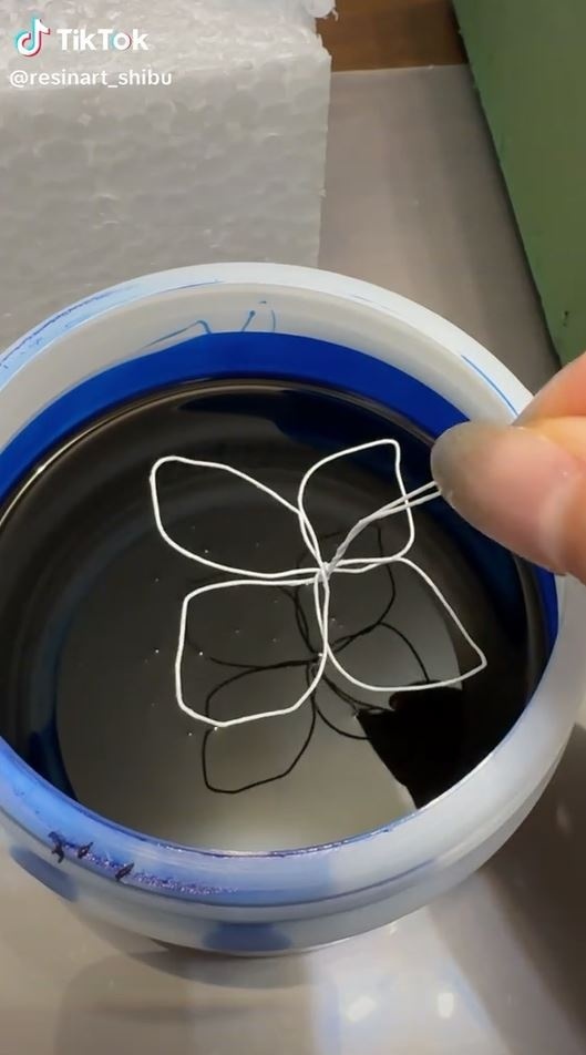 4枚の花びらの形をした白いワイヤー